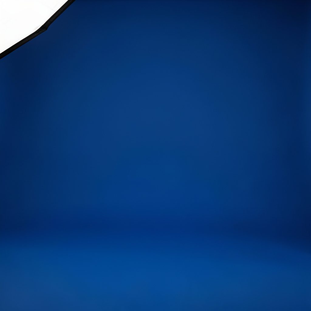 Студійна фотографія абстрактного обʼєкта на білому тлі: сяюча хмарна скульптура у відтінках білого, мʼякого блакитного і сріблястого, що нагадує рекламну графіку преміум-бренду